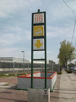 Picture of a sign indicating one of the entrances to Hangares station.