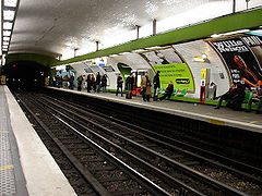 Quais de la ligne 13, avant les portes palières, en 2008.