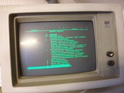 en:IBM Displaywriter Systemのグリーンディスプレイ（1980年代のもの）。