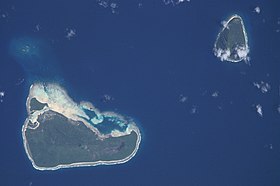 Vue aérienne des îles Niuatoputapu, au sud, et Tafahi