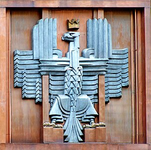 Polish coat of arms (unofficial) on the façade of the post office in Warsaw, by Julian Puterman-Sadłowski (1934)