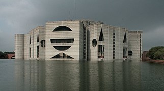 Vista del parlamento Jatiyo Sangsad Bhaban (1961-1981), obra de Louis Kahn