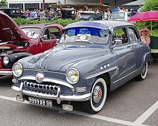 Une Simca 9 Aronde, modèle 1954. (définition réelle 4 921 × 3 923)