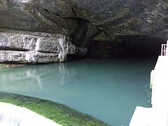 Le bassin et la grotte.