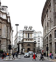 バンク交差点 (Bank Junction) からロンドン金融市場の中心街ロンバード・ストリートを見る。左手に続く。しばしばNYウォール街と比較される。