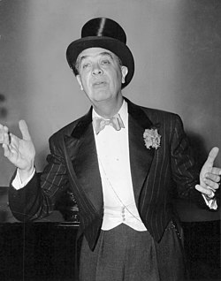 Karl Gerhard under en föreställning på Konserthuset i Stockholm 1951.