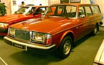 Herrgårdsvarianten Volvo 265 med PG Gyllenhammars röda 262 C i bakgrunden.