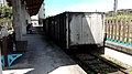 舊站房月台旁停放的小型貨櫃車