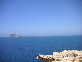 Vue de la côte marocaine des îles ZaffarinesL'île du Roi est à l'extrême droite.