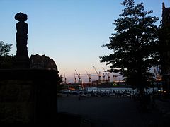 Fischmarkt mit Minervabrunnen und Blick auf Hafenkräne