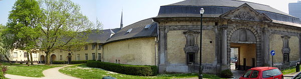 Vue panoramique de l'entrée de l'abbaye de la Cambre depuis le square de la Croix-Rouge