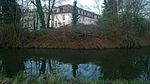 Reste des Wassergrabens der alten Burganlage im Südwesten mit Blick auf das Eckteil des Albinischlosses