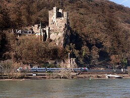 Burg Rheinstein vom rechtsrheinischen Ufer gesehen (Südosten)