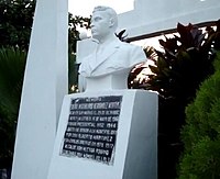 A photograph of a white bust of Maximiliano Hernández Martínez with a plaque on the pedestal