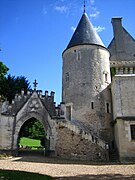 vue latérale d'un château flanqué d'une tourelle ronde