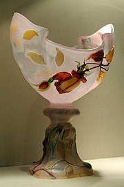 Coupe rose de France (1901), pièce maîtresse d'Émile Gallé, offerte par la société d'horticulture de Nancy à Léon Simon, son président ; après sa mort en 1913, ses fils en font don au musée.