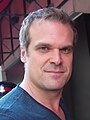 David Harbour interpreta Robert Dalton.