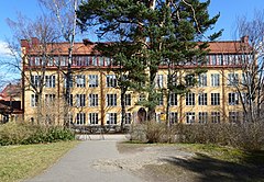 Enskede skola, äldsta delen sedd från Margaretaparken, 2020.