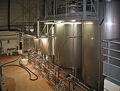 Réservoirs de lait dans une fromagerie en Seine-et-Marne, France.