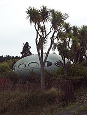 Une maison Futuro à Warrington (Nouvelle-Zélande)