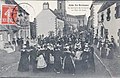 Le jambado de la gavotte dans une rue de Scaër en 1909 (carte postale Villard).