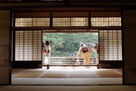 Four-panel opening at Sankeien, open. The innermost doors and outermost doors overlap fully; note that in the single-layer ranma above, the light is brighter, and the silhouette of the visitor stooping for her bag sharper.