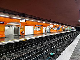 Quais de la ligne 9, en style « Mouton-Duvernet », avec la couleur orange caractéristique.