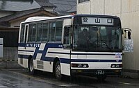 197 1994年まで導入された中型一般路線車はこの塗色であった（現在は全車廃車となり消滅）。