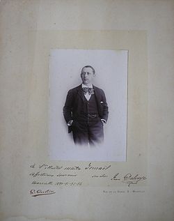 Jean Delvoye, buste en tenue de ville, photo par Ouvière de Marseille, dédicace sue le recto : « à l'illustre maître Ismaël affectueux souvenir son élève (signature) Jean Delvoye Marseille 1890-91-92-93 »