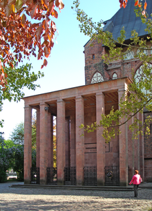 La tombe d'Emmanuel Kant près de l'ex Cathédrale de Königsberg.