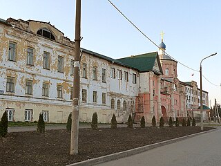 Кизический Введенский Монастырь (ближний план), здание ФАС ПО (дальний план) и проезжая часть улицы Правосудия