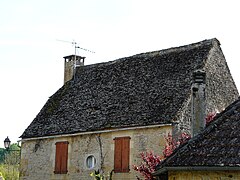 Maison avec toit en lauzes.