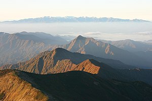 朝日連峰より遠望する飯豊連峰