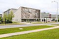 L'Homme devant la science occupe la façade ouest du pavillon Adrien-Pouliot