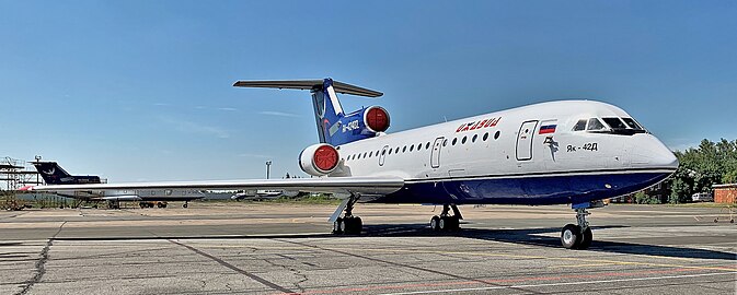 Як-42Д авиакомпании Ижавиа на стоянке в аэропорту