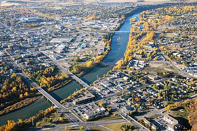 The Red Deer River flows through the city of Red Deer, AB, situated south of Edmonton and north of Calgary, approx. 150 km (93 miles, or 90 minutes‘ drive) each way.