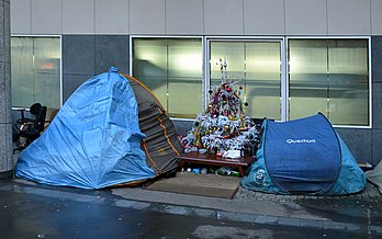 Un sapin de Noël entre deux tentes, dans un camp de sans-abri parisien. (définition réelle 4 272 × 2 679)