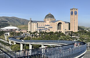 La basilique Notre-Dame d'Aparecida, dans l'État brésilien de São Paulo. (définition réelle 3 867 × 2 519)