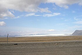 Vue du Skeiðarárjökull depuis le Skeiðarársandur.