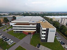 Außenansicht des Bürogebäudes und der Fertigungshalle von Theegarten-Pactec am Firmensitz in Dresden, Deutschland.