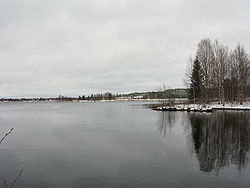 Utajärveä marraskuussa 2008, järven kaakkoispään kohdalta pengertieltä pohjoiseen katsottuna.