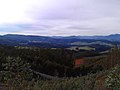 Val de Cabarcos, formado polo río Pusigo e os seus afluentes. Á esquerda e a zona próxima, San Xulián de Cabarcos, e á dereita, máis lonxe, San Xusto de Cabarcos.