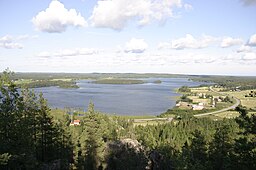 Tavelsjön och byn Långviksvallen, sedda från Vallberget.