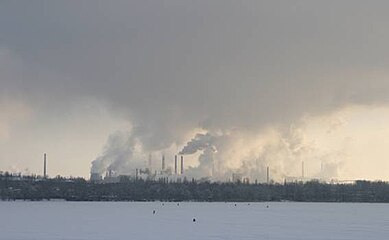 Une usine de Novolipetsk Steel vue de la rivière Voronej.