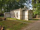 Städtischer Friedhof Biesenthal: Toranlage, Einfriedung, Zufahrt mit Pflasterung, Friedhofskapelle, Mausoleum Moschel/Schmidt, Wand- und Einzelgräber, Niephagen-Denkmal, sogenannte Bibelstelle, Gedenkanlage für Gefallene des Zweiten Weltkriegs, Gedenkstein Richard Ruthe