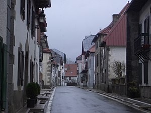 Calle central con los canales que la acompañan