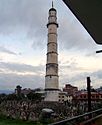 Dharahara-näköalatorni, joka tuhoutui järistyksessä.