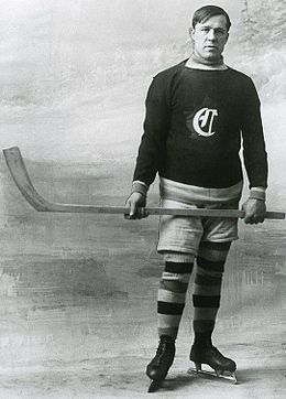 Photographie en noir et blanc de Pitre avec le maillot des Canadiens de Montréal