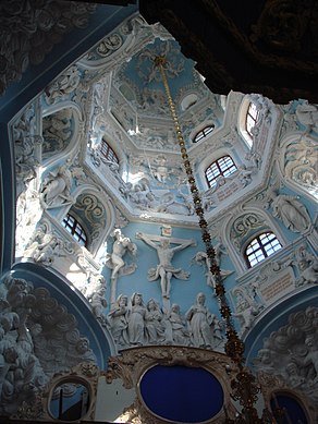 A Igreja da Teótoco do Sinal, em Dubrovitsy, apresenta uma elaborada variação rococó do tradicional telhado em forma de tenda russo.