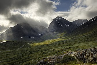 Ladtjovagge nedanför Kebnekaisemassivet med Singitjåkka till vänster, Tolpagorni i mitten och Kebnekaises fot till höger.